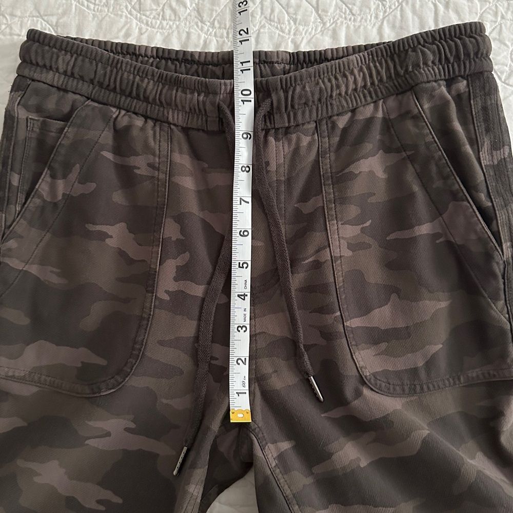 Athleta Camo Farallon Joggers Pants Women’s Size 8 Olive Green - Picture 6 of 13